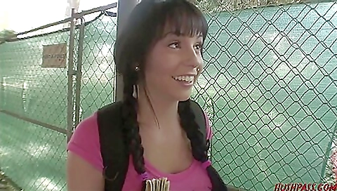 Sexy girl shows off her ass and feet in the park