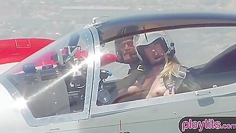 Sexy girlfriend loves to fuck with her pussy