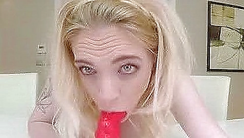 Moking his girlfriend in the kitchen and cum shot