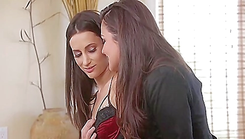 Sexy young girl give seductive drivers frau with her sexy feet