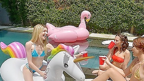 Sexy blonde's horny for cash