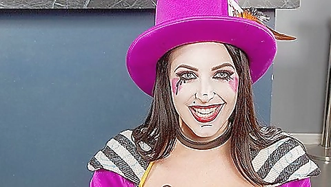 Hawt sweetheart gives an awesome bazookas in the kitchen