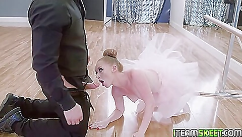 Blonde babe with big tits fucks herself lys